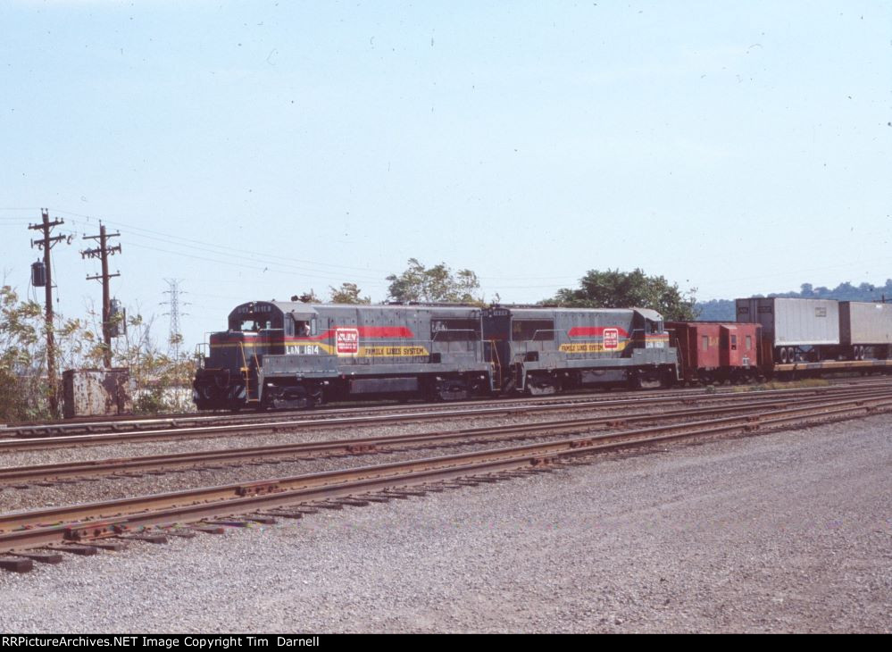 LN 1614, 1600 working the yard